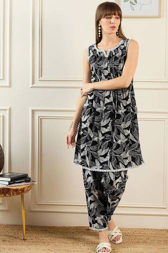 Women Floral Printed Regular  Cotton Kurta with Trousers