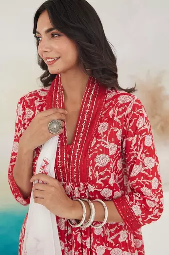 Women Floral Printed Pleated Beads and Stones Pure Cotton Kurta with Trousers & With Dupatta