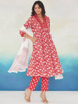 Floral Printed Pleated Beads and Stones Pure Cotton Kurta With Trousers & Dupatta 3