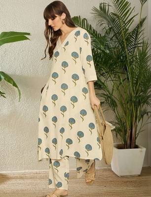 Women Floral Printed Regular Kurta with Trousers 1