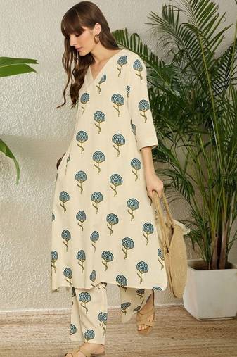 Women Floral Printed Regular Kurta with Trousers