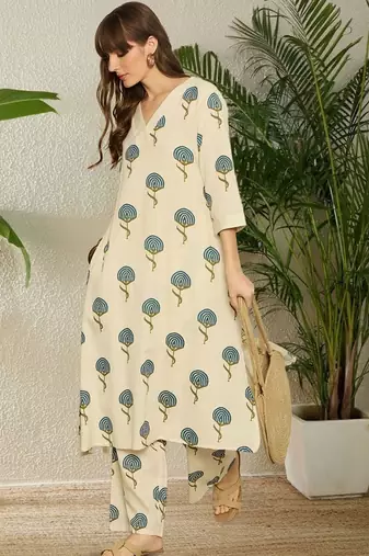 Women Floral Printed Regular Kurta with Trousers