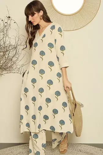 Women Floral Printed Regular Kurta with Trousers