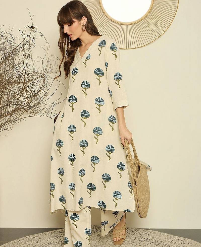 Women Floral Printed Regular Kurta with Trousers