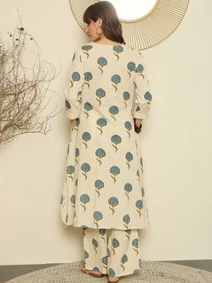Women Floral Printed Regular Kurta with Trousers 4