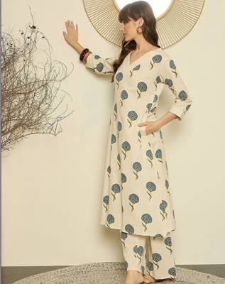 Women Floral Printed Regular Kurta with Trousers 5