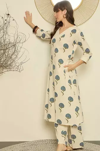 Women Floral Printed Regular Kurta with Trousers