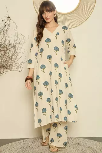 Women Floral Printed Regular Kurta with Trousers