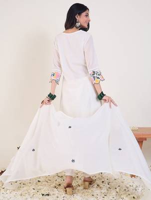 Floral Embroidered V-Neck Thread Work Pure Cotton Kurta & Trousers With Dupatta 6