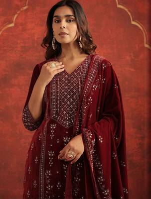 Women Ethnic Motifs Embroidered Kurta with Trousers & Dupatta 2