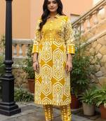 Women Geometric Printed Cotton Kurta with Trousers