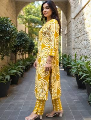 Women Geometric Printed Cotton Kurta with Trousers 3