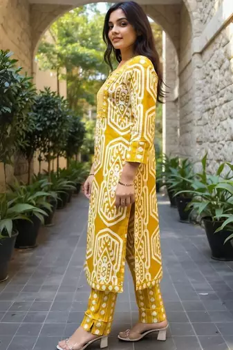 Women Geometric Printed Cotton Kurta with Trousers