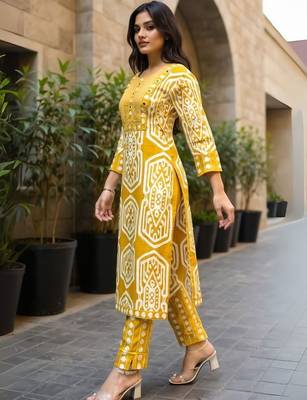 Women Geometric Printed Cotton Kurta with Trousers 5