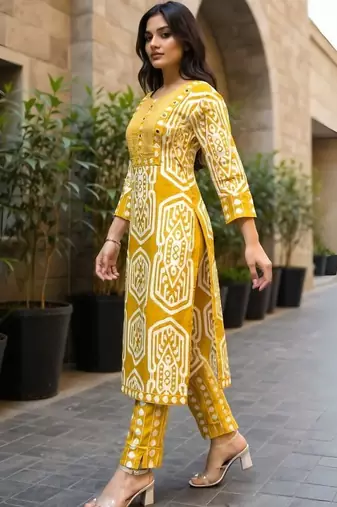 Women Geometric Printed Cotton Kurta with Trousers