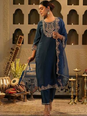 Women Ethnic Motifs Embroidered Kurta with Trousers & Dupatta 2