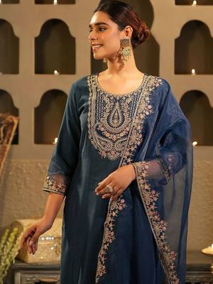 Women Ethnic Motifs Embroidered Kurta with Trousers & Dupatta 3