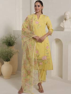 Women Floral Printed Kurta with Trouser & Dupatta 1