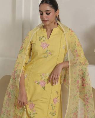 Women Floral Printed Kurta with Trouser & Dupatta 2