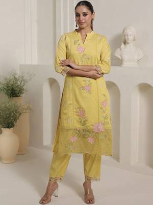 Women Floral Printed Kurta with Trouser & Dupatta 3