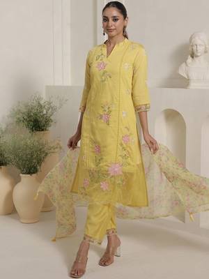 Women Floral Printed Kurta with Trouser & Dupatta 5