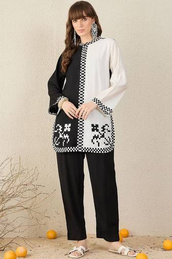 Women Checked Embroidered Kurta with Trousers