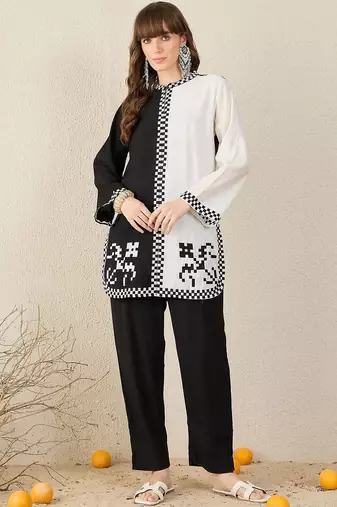 Women Checked Embroidered Kurta with Trousers