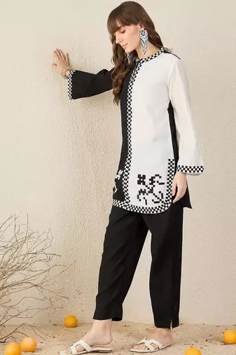 Women Checked Embroidered Kurta with Trousers
