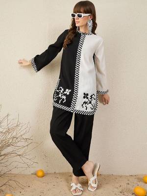 Women Checked Embroidered Kurta with Trousers 5