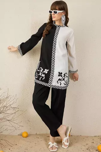 Women Checked Embroidered Kurta with Trousers