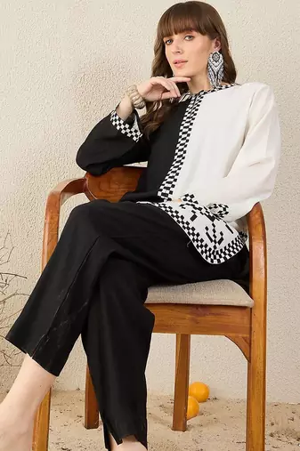Women Checked Embroidered Kurta with Trousers