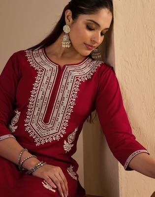 Women Ethnic Motifs Printed Kurta with Trousers 2