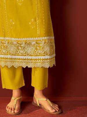 Women Ethnic Motifs Embroidered Regular Thread Work Kurta Set 7