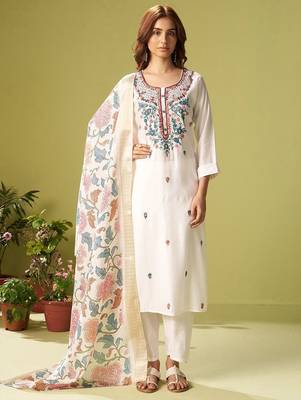 Women Floral Embroidered Kurta with Trousers & Dupatta 2