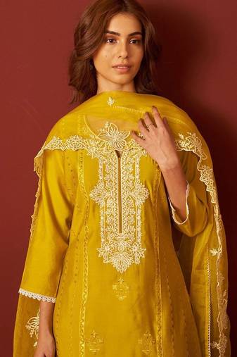 Women Floral Embroidered Kurta with Trousers & Dupatta