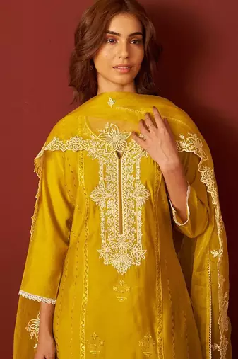 Women Floral Embroidered Kurta with Trousers & Dupatta