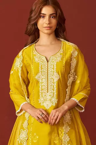 Women Floral Embroidered Kurta with Trousers & Dupatta