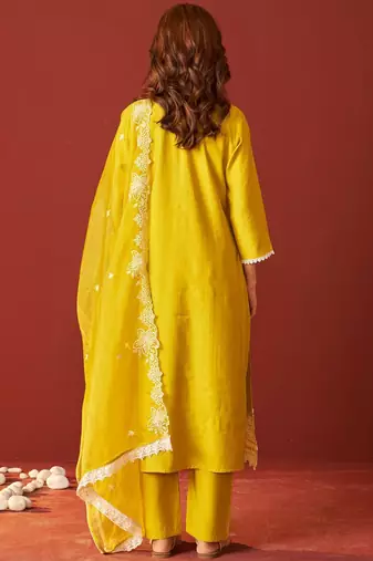 Women Floral Embroidered Kurta with Trousers & Dupatta