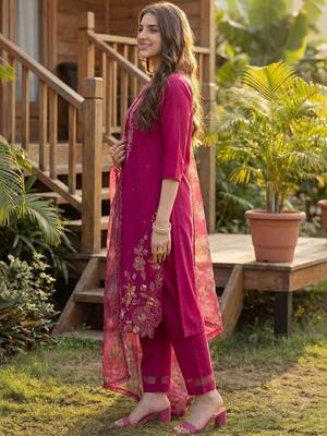 Women Floral Embroidered Regular Thread Work Liva Kurta with Trousers & With Dupatta 1