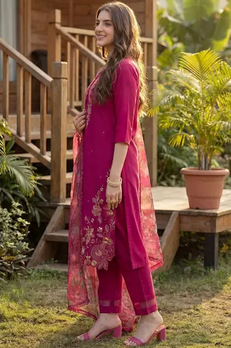 Women Floral Embroidered Regular Thread Work Liva Kurta with Trousers & With Dupatta