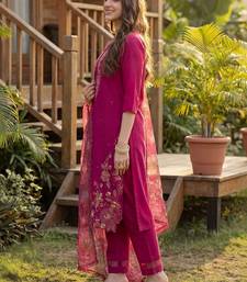 Women Floral Embroidered Regular Thread Work Liva Kurta with Trousers & With Dupatta