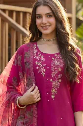 Women Floral Embroidered Regular Thread Work Liva Kurta with Trousers & With Dupatta