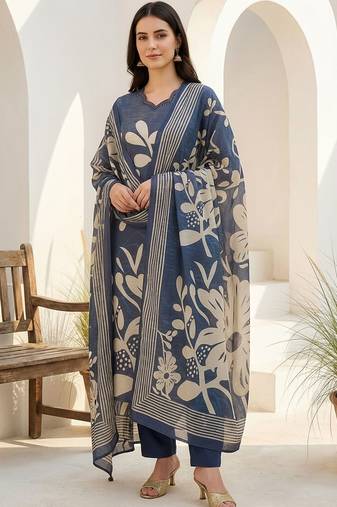 Women Floral Printed Regular Beads and Stones Kurta with Trousers & With Dupatta