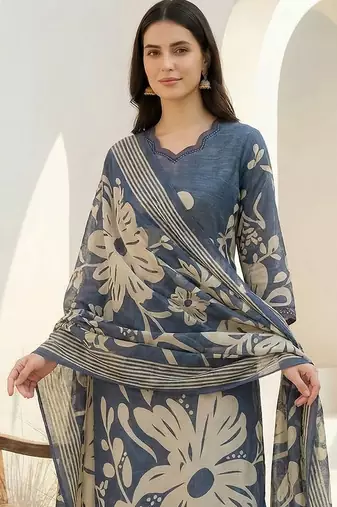 Women Floral Printed Regular Beads and Stones Kurta with Trousers & With Dupatta