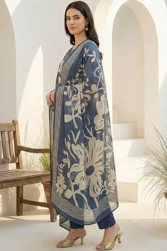 Women Floral Printed Regular Beads and Stones Kurta with Trousers & With Dupatta
