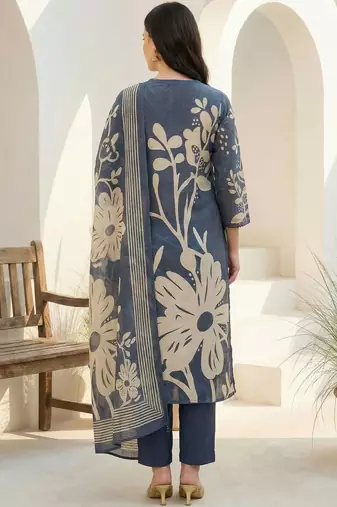 Women Floral Printed Regular Beads and Stones Kurta with Trousers & With Dupatta