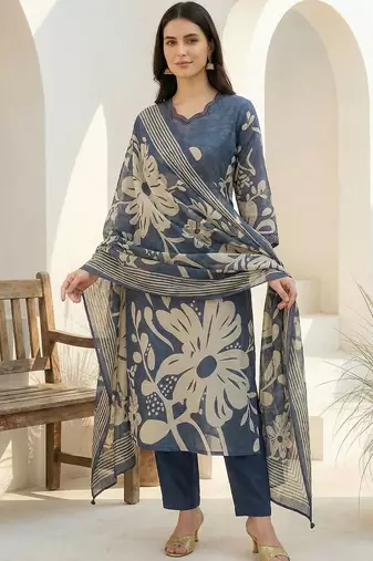 Women Floral Printed Regular Beads and Stones Kurta with Trousers & With Dupatta