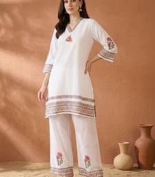 Women Floral Printed Regular  Cotton Kurta with Trousers
