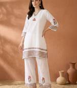 Women Floral Printed Regular  Cotton Kurta with Trousers