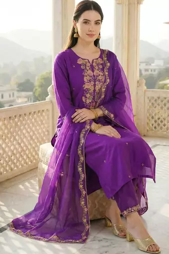 Women Floral Embroidered Regular Thread Work Liva Kurta with Trousers & With Dupatta